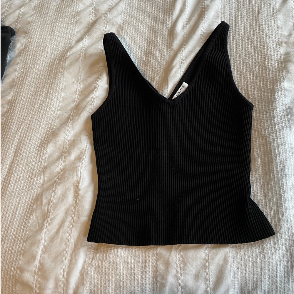 ARITZIA BABATON Ribbed Sculpt Knit V neck tank